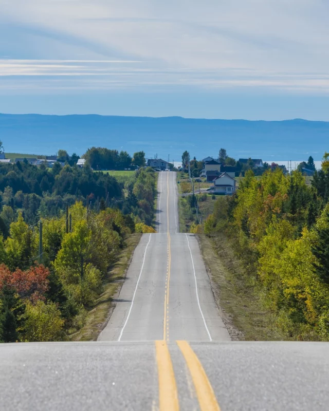 Septembre réunit deux saisons dans un même voyage. Les journées restent douces, les sentiers se vident et les premières couleurs apparaissent vers la mi-septembre.
Quelques activités par région à tester ce mois-ci :
📍Charlevoix : le Massif offre l'un des plus beaux points de vue de la province sur le Saint-Laurent © Steve Deschenes
📍Montréal : le parc du Mont-Royal offre une vue complète sur la métropole en fin de journée
📍Québec : Prenez un peu de hauteur à la chute Montmorency et ses 83 mètres
📍Mauricie : le @fwst_officiel fait résonner le cuir et country du 11 au 20 septembre
📍Laurentides : les vergers ouvrent leurs rangs pour l'autocueillette de pommes ou des piques-niques © Labonté de la pomme
📍Tadoussac : les baleines profitent de leurs dernières semaines dans le Saint-Laurent avant de reprendre la route du sud © Jocelyn Praud
📍Gaspésie : le parc national de la Gaspésie abrite caribous et orignaux. Ouvrez l'oeil ! 
📍Saguenay-Lac-Saint-Jean : la Véloroute des Bleuets fait le tour du lac Saint-Jean sur 256 kilomètres. 
📍Cantons-de-l'Est : les vendanges battent leur plein dans les vignobles © Vignoble Beauchemin
📍Outaouais : la suite des loups et des ours est incroyable ! © Parc Oméga