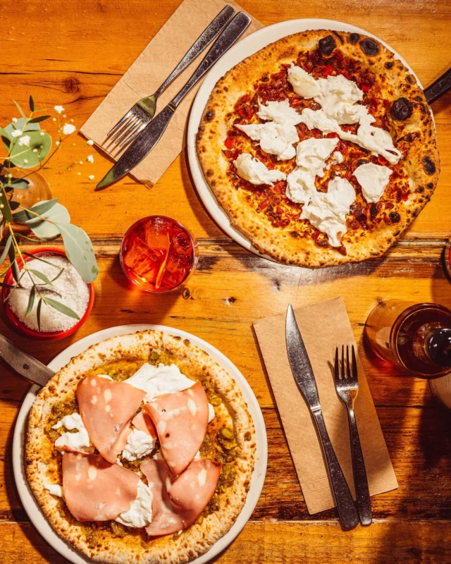 On se croirait à Naples, et pourtant nous sommes en plein quartier Saint-Roch à Québec ! 🍕
@ninapizzanapolitaine a installé son four napolitain de la Vieille Capitale. La carte compte une quinzaine de pizzas, dont une margherita d'anthologie et une pizza dessert au limone curd et meringue italienne. Une seconde adresse vous attend rue Saint-Jean, en haute-ville. 
👉 Pensez à réserver votre table durant votre voyage !
© Jeff Frenette Photography
.
.
#quebeclemag #quebec #qc #ninapizza #explorequebec #vacancesauquebec #quebecite