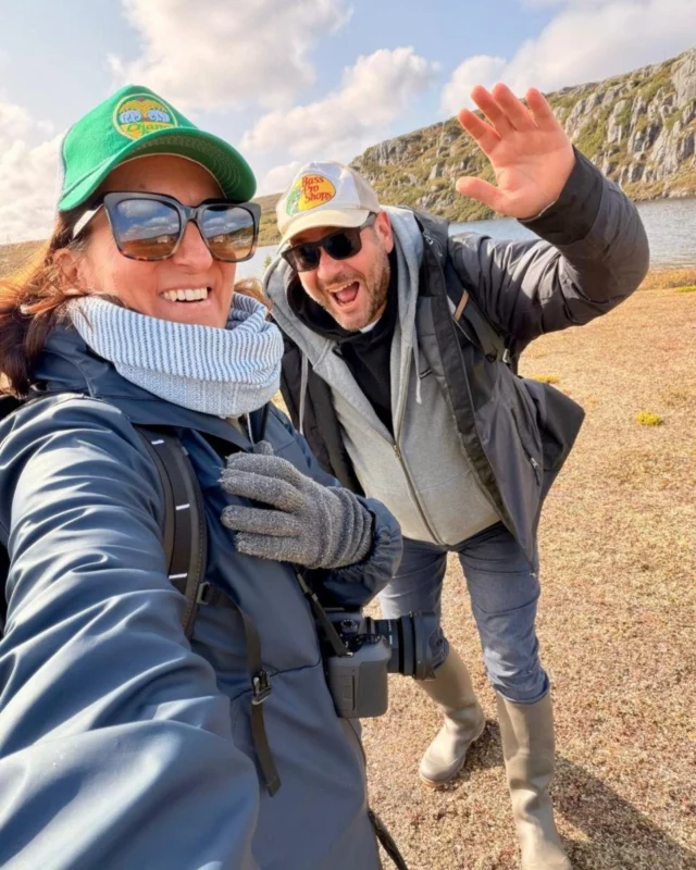 SAFARI ARCTIQUE AU NUNAVIK 
📍Jour 3, Lac Wolf | 7 °C
Nos premiers pas sur la toundra !
À peine 25 minutes d'hydravion depuis Kuujjuaq avec la compagnie Johnny May's Air Charters, et nous voilà au camp de base de @nunawild.nunavik , au bord du lac Wolf. 
Pour cette première journée sur la toundra, Allen et Camille nous ont guidé à la rencontre des bœufs musqués. 7 adultes et 2 petits qu'on a approchés en douceur. Il faut dire qu'ils impressionnent, ces géants de la faune arctique semblant directement venus de la Préhistoire. Le soleil ☀️ était au rendez-vous et la toundra, qui vient de prendre ses teintes d'automne, étincelante avec sa myriade de petites baies, dont de délicieux bleuets sauvages. Photographes et gourmands aux anges avant de se régaler de plus belle au camp, tant grâce aux empanadas préparés par Camille qu'en écoutant les histoires d'Allen Gordon, un véritable ambassadeur du Grand Nord. 
Ce soir, tout le monde espère qu'une aurore boréale sera le bouquet finale de cette superbe première journée au lac Wolf.
.
.
#quebeclemag #quebec #qc #nunavik #explorenunavik #nunaviktourism #nunaviklife