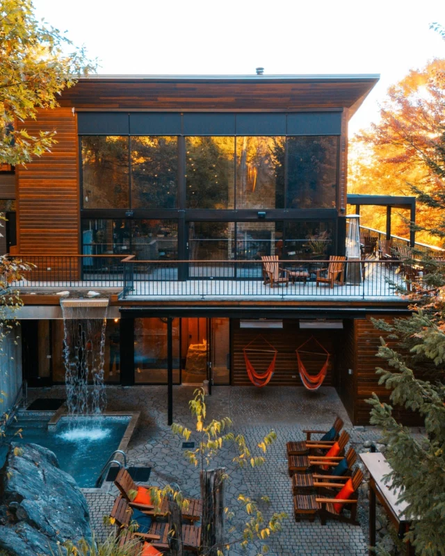 Adossé à la montagne, le spa @lasource_bainsnordiques laisse l'automne s'inviter jusque dans les bains, entre chaud, froid et vapeur d'eucalyptus. 
Rien n'égale ce moment où l'air frais saisit les épaules à la sortie de l'eau chaude. Un massage prolongera la détente et le bistro vous régalera de saveurs régionales. Pour terminer la journée, le sentier de méditation invite à lâcher prise.
Une activité incontournable cet automne au @quebecauthentique ! 🍁
.
.
#quebeclemag #quebec #qc #quebecauthentique #explorequebec #spaquebec