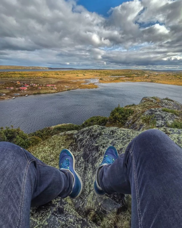 SAFARI ARCTIQUE AU NUNAVIK 
📍Jour 5, Lac Wolf | 10 °C
3e journée au camp @nunawild.nunavik . Nos horloges internes sont maintenant bien adaptées au rythme de la toundra. Dans le Grand Nord, c'est toujours la météo qui décide du programme du jour, et celle-ci peut changer très rapidement. Ce matin, le vent et la pluie nous ont invités à rester au chaud. C'est l'occasion de vous présenter quelques figures hautes en couleur du camp : Camyanne, jeune québécoise sortie de sa yourte en Minganie pour venir faire la guide avec Allen Gordon le temps d'une saison ; Victor, un Ontarien francophone fou de plein air, de pêche et de chasse, qui travaille à l'agrandissement du camp et tient la barre lors des excursions en canot ; et l'indispensable Lorraine, qui officie en cuisine et nous vient de... Nouvelle-Zélande.
Après le lunch, direction les falaises qui font face au campement, de l'autre côté du lac. Allen, notre hôte inuit, nous guide jusqu'à un Inukshuk à moitié effondré (ces empilements de pierres qui, traditionnellement, indiquaient des directions ou des passages de gibier dans l'immensité de la toundra). Chacun a littéralement mis sa pierre à l'édifice pour lui redonner forme (quasi) humaine. En revenant au camp avec la compagnie du soleil, arrêt avec Camyanne pour récolter l'un des trésors de la toundra arctique : des feuilles de thé du Labrador (sans oublier de grappiller quelques airelles et bleuets). Un coucher de soleil nordique quasi hawaïen, un bon souper, et un moment profondément émouvant, après le visionnage de deux documentaires sur des communautés inuites dans les années 50 et 60, alors que le nomadisme ancestral de ces peuples tirait sur sa fin. 
Demain, nous visiteront des sites où Allen a lui-même fait d'importantes découvertes archéologiques témoignant de la vie de ses ancêtres. Avant le dodo, on se met d'accord pour être réveillés sans trop de ménagement au cas où les aurores boréales feraient enfin irruption dans le ciel pur du Nunavik. 
.
.
#quebeclemag #quebec #qc #nunavik #nunaviklife #explorequebec #safariarctique