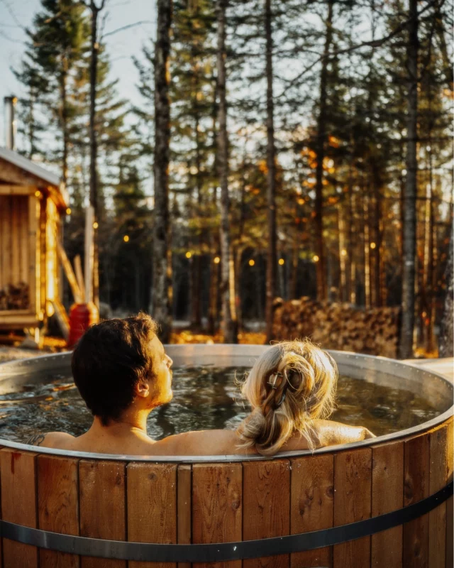 Véritables institutions au Québec, les spas se distinguent par leur qualité, leurs services ou encore la courtoisie de leur personnel. Le principe du spa nordique repose sur une tradition scandinave alternant le chaud et le froid. On réchauffe d’abord son corps dans une source de chaleur humide ou sèche, puis on l'immerge dans un milieu froid comme une chute d’eau glacée, un lac ou un bain avant de se relaxer. 
En automne, les spas sont une excellente façon d'admirer les couleurs tout en se détendant.
.
.
#quebeclemag #quebec #qc #automne #spas #explorequebec